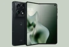 موتورولا تكشف أول هاتف قابل للطي بنمط الكتاب Razr Fold خلال CES 2026