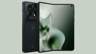 موتورولا تكشف أول هاتف قابل للطي بنمط الكتاب Razr Fold خلال CES 2026
